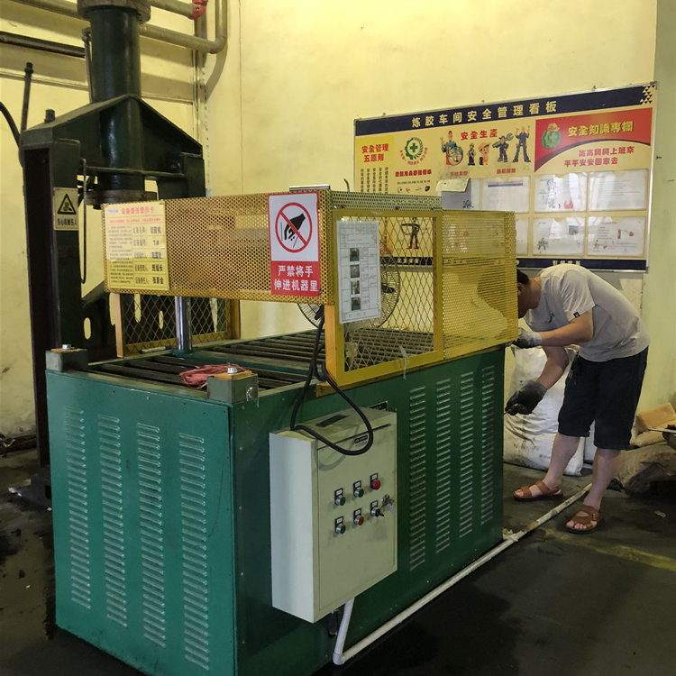 臺(tái)式切膠機(jī)IMG_2944_副本.jpg